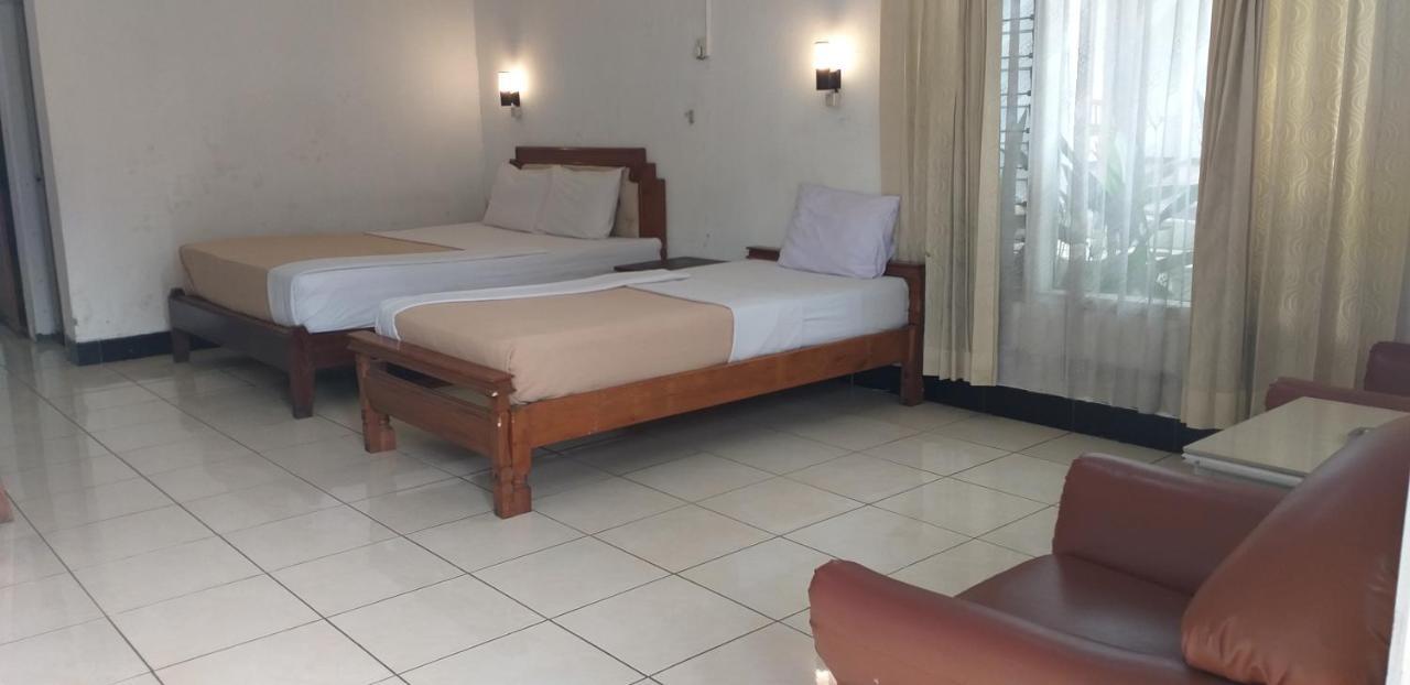 Intan Hotel Purwakarta Exterior photo